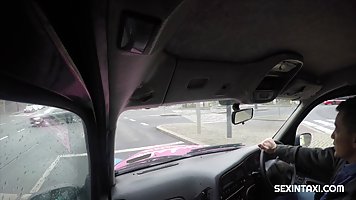 Брюнетка в машине такси сделала минет и не против куни и вагинала с водителем